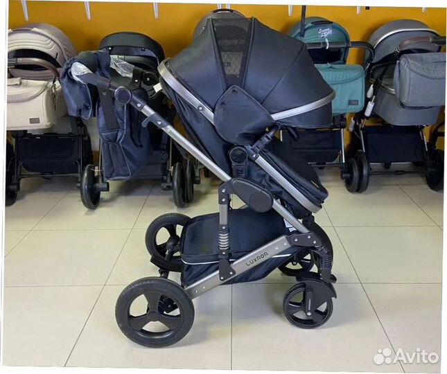 Коляска черная