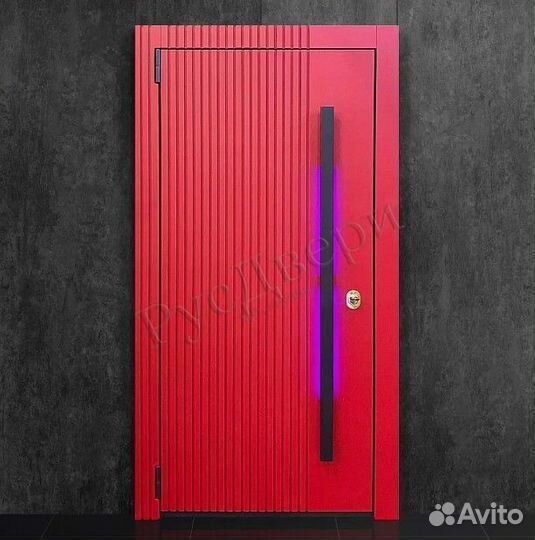 Красная входная дверь с подсветкой для улицы