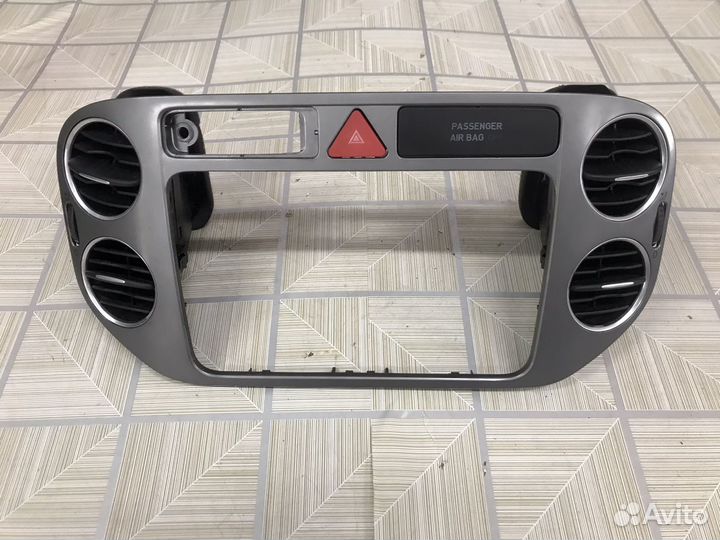 Накладка центральная Volkswagen Tiguan 1