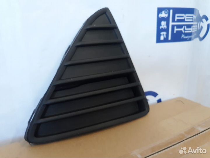 Решетка заглушка бампера треугольник Ford Focus 3