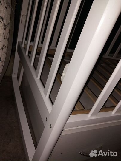 Детская кроватка с маятником