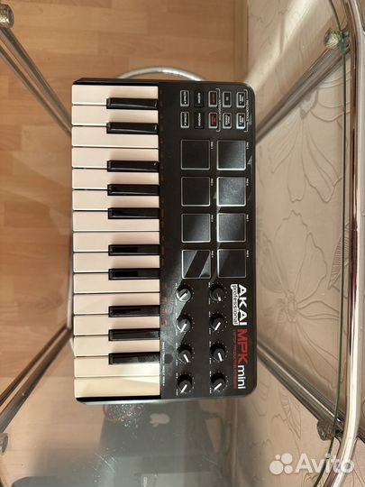 Синтезатор с драм падом akai MPK mini