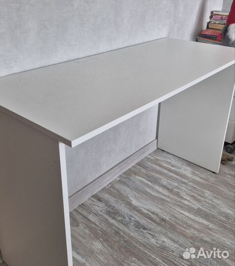 Стол белый компьютерный