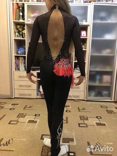 Костюм для выступлений по фигурному катанию