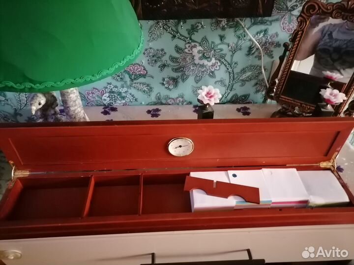 Часы,шкатулка,бра,подсвечники,картина