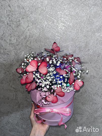 Букет из бабочек в корзинке