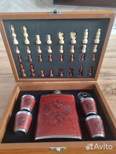 Фляга в наборе с шахматами