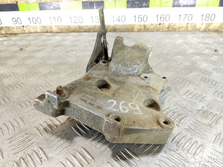 Кронштейн генератора Nissan Almera N16