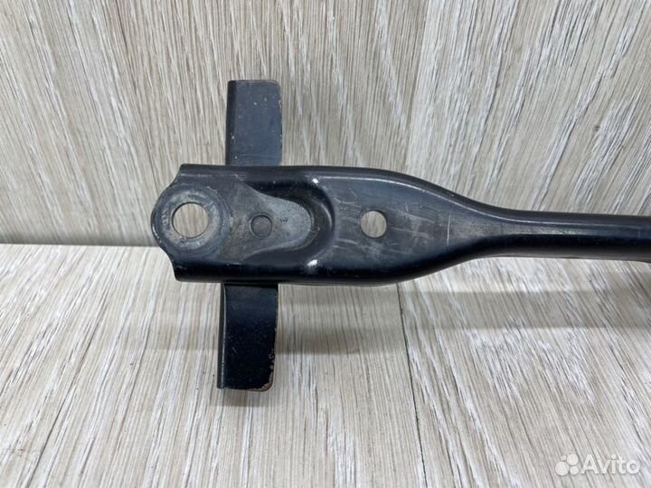 Крепление аккумулятора Toyota Land Cruiser J200