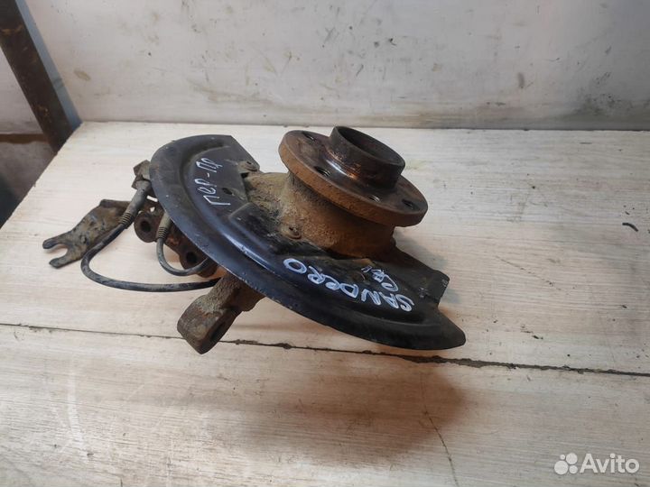 Кулак передний правый Renault Sandero 2