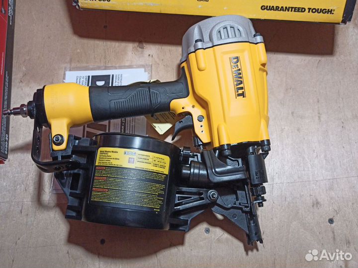 Нейлер пневматический Dewalt Dwf83c