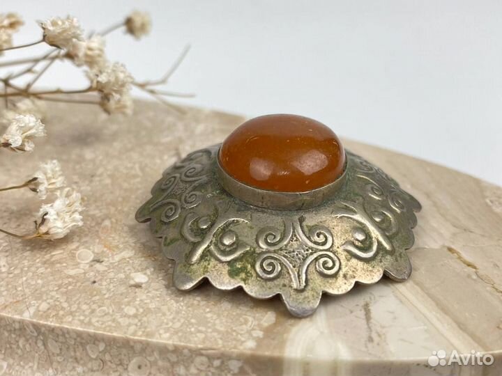 Винтажная брошь с янтарём