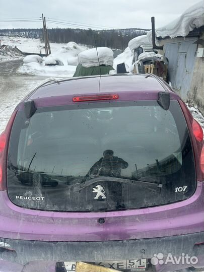 Стекло багажника Peugeot 107