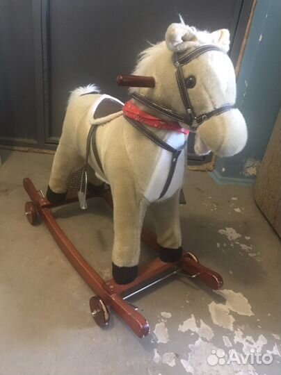 Детская качалка лошадь на колесиках