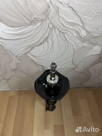 Правый амортизатор тойоты королла Е120