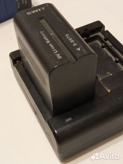 Зарядник для аккум видеокамер Sony NP-F970