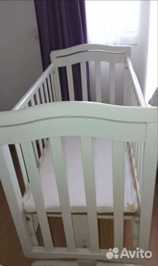 Детская кроватка с продольным маятником