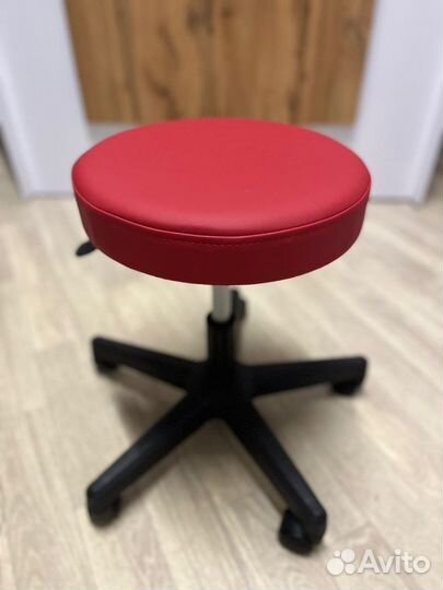 Стул для мастера педикюра