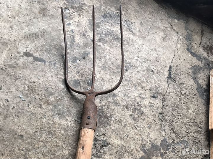 Тяпки. грабли. вилы. сечки