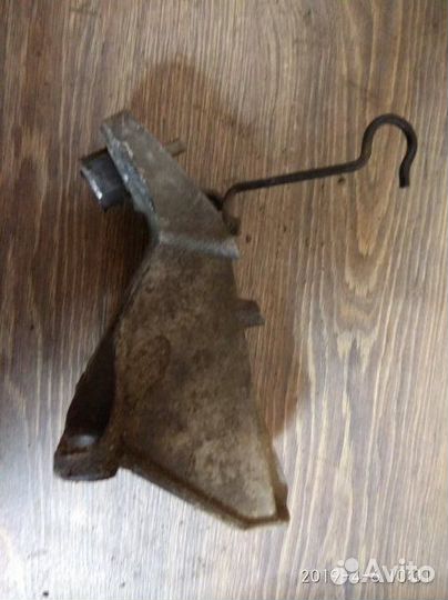 Кронштейн левый Audi 100 4A2 AAR 1991