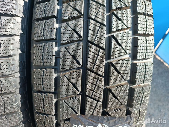 Royal Black Royal Ice 215/65 R16 97S