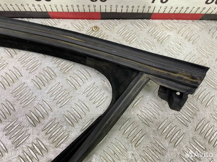 Б/У уплотнительная резинка стекла передний левый