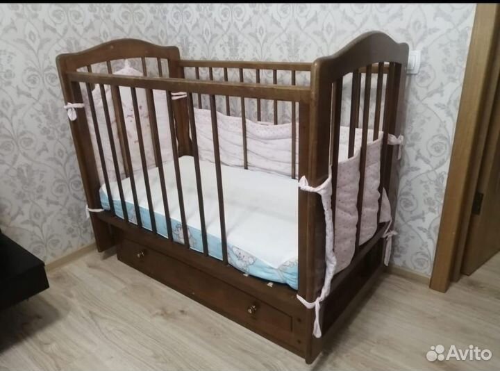 Детская кроватка с маятником и ящиком