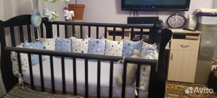 Детская кроватка с маятником