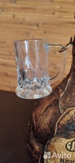 Графин с кружками для украшения интерьера