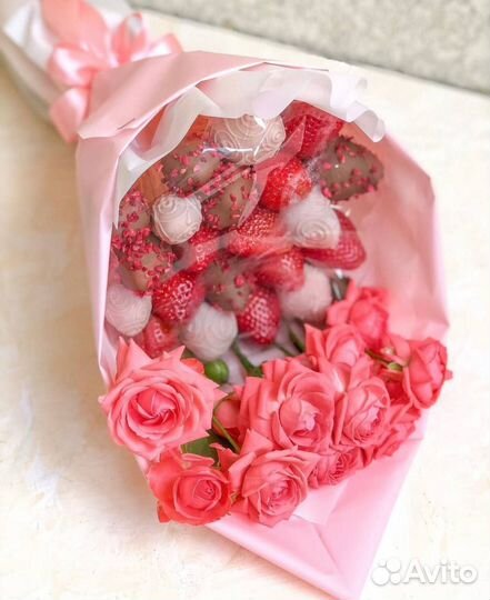 Сладкие букеты и наборы из клубники в шоколаде