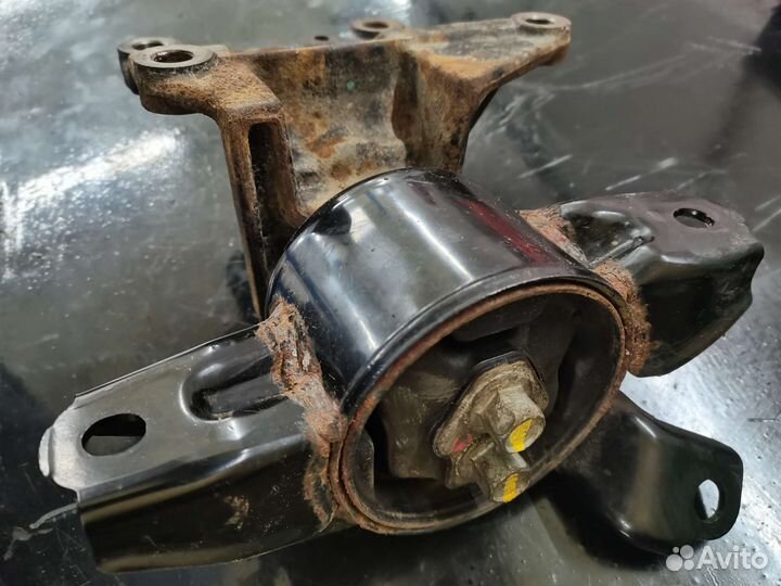 Опора двигателя левая правая Hyundai Solaris седан