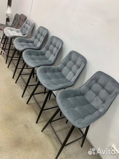 Полубарный стул