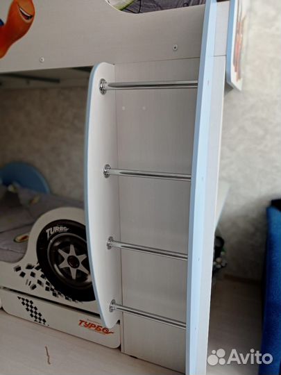 Кровать двухъярусная с матрасами и столом