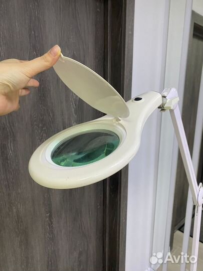 Лампа с лупой