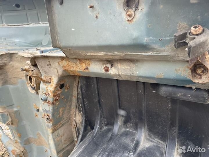 Крыло заднее левое Мерседес Бенц Вито W638