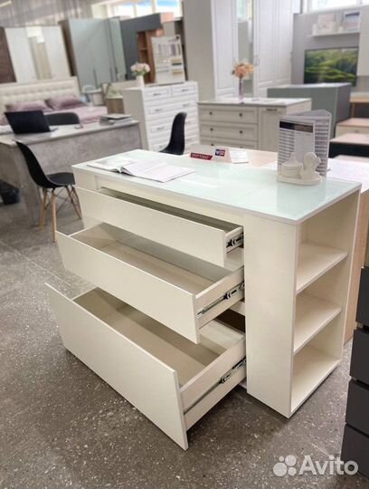 Комод белый со стеклом 130 см