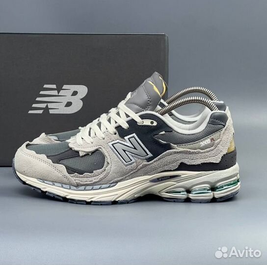Светлые New Balance 2002R