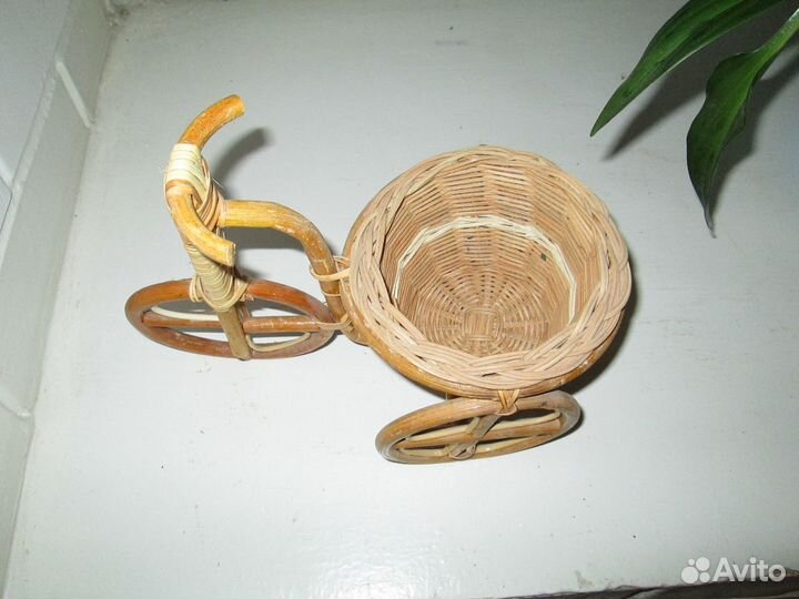 Подставка для цветов из ротанга