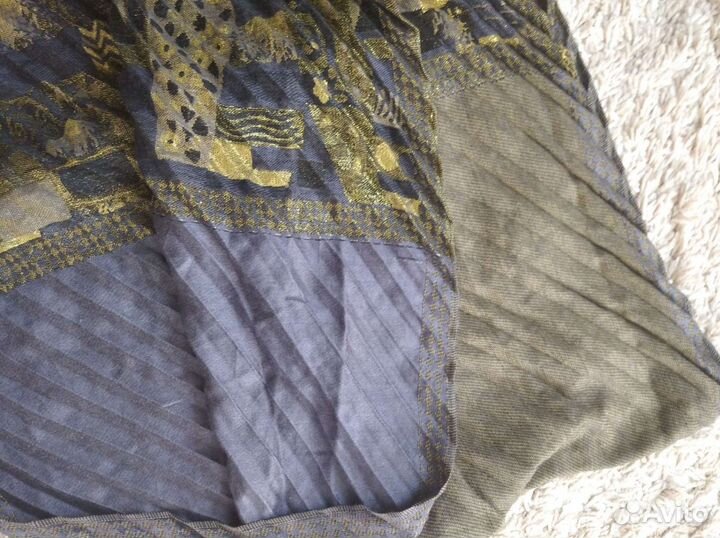 Шарф с меховыми помпонами