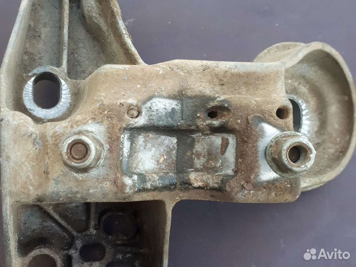 Левый кронштейн подрамника ауди а6 с5