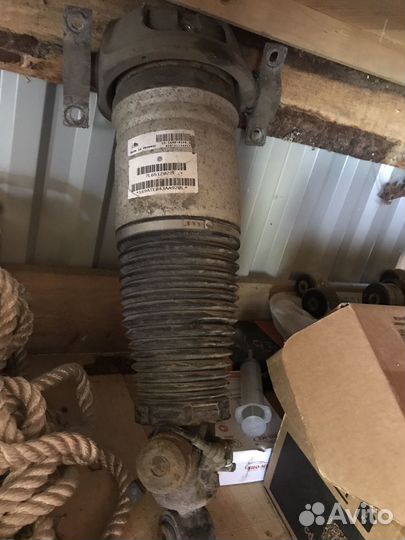 Пневмостойка правая задняя touareg