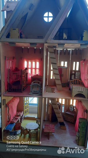 Большой кукольный домик с мебелью