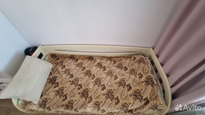 Кровать с тремя спинками