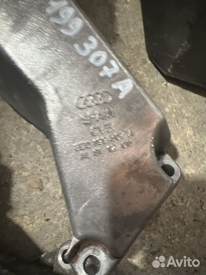 Кранштеин опроры двигателя 8Е199307А Audi