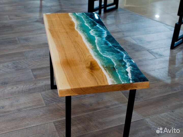 Стол из натурального дерева вяза