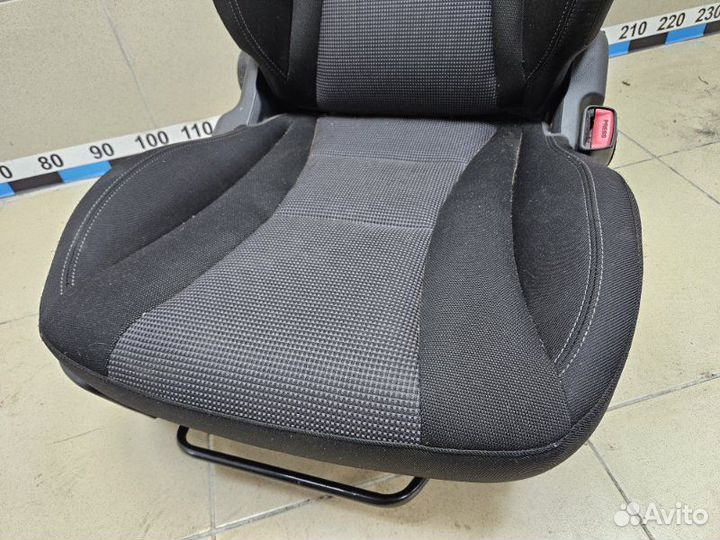 Сиденье переднее правое Hyundai I30 1.4 G4FA 2013