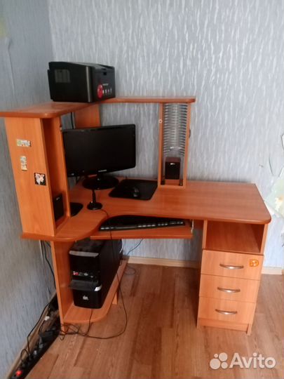 Компьютерный стол угловой