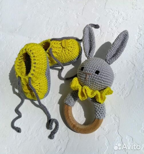 Вязаные пинетки, погремушка. Набор на выписку