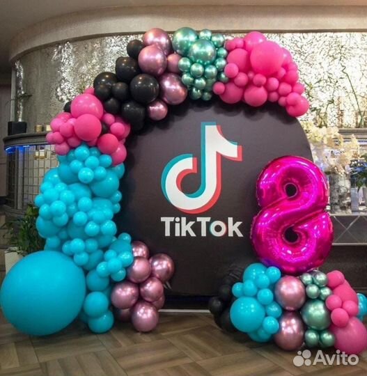 Фотозона с цветами, круглая, с мольбертом