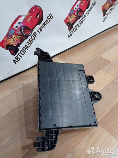 Блок предохранителей задний (салон) Opel Astra J